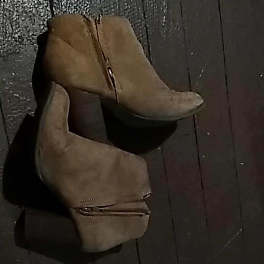 Boots - Picture 3 of 4